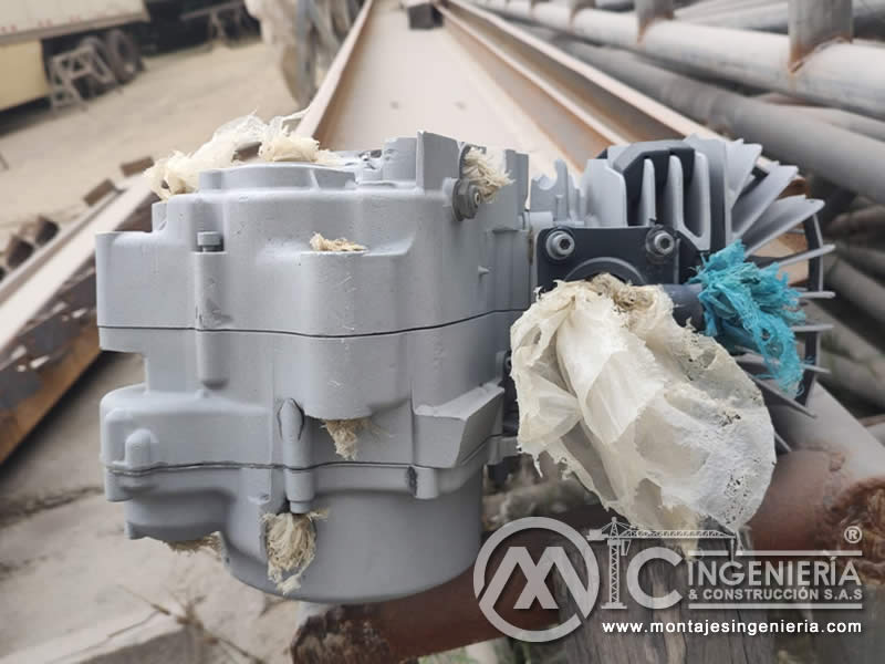 Limpieza con sandblasting de cajas de transmisión y reductores industriales en Bogotá, Colombia.