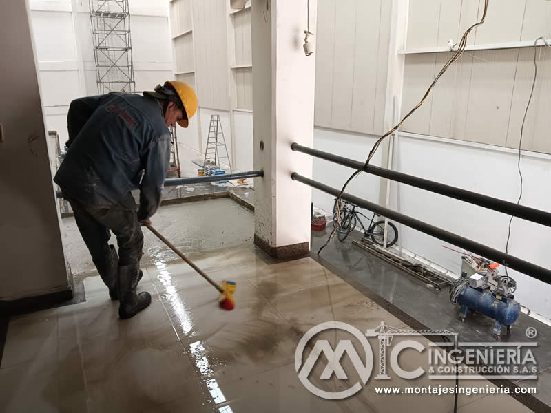 Limpieza y acabado de losa de mezzanine en nave industrial en Bogotá, Colombia.
