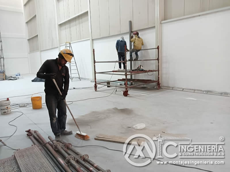Limpieza y preparación de obra para instalación de mezzanine metálico en Bogotá, Colombia.
