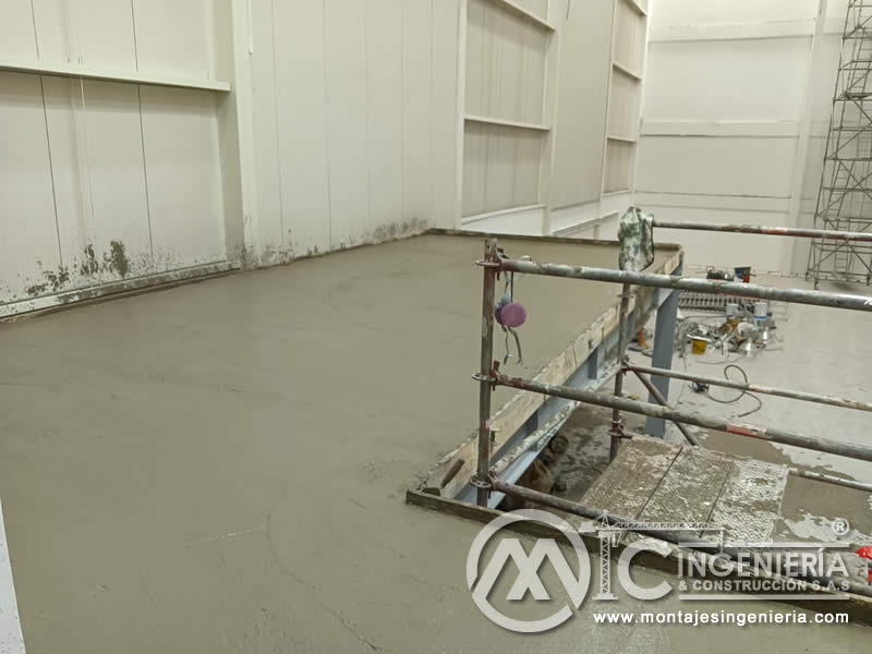 Losa de concreto vaciada en entrepiso metálico para bodega industrial en Bogotá, Colombia. MIC SAS.