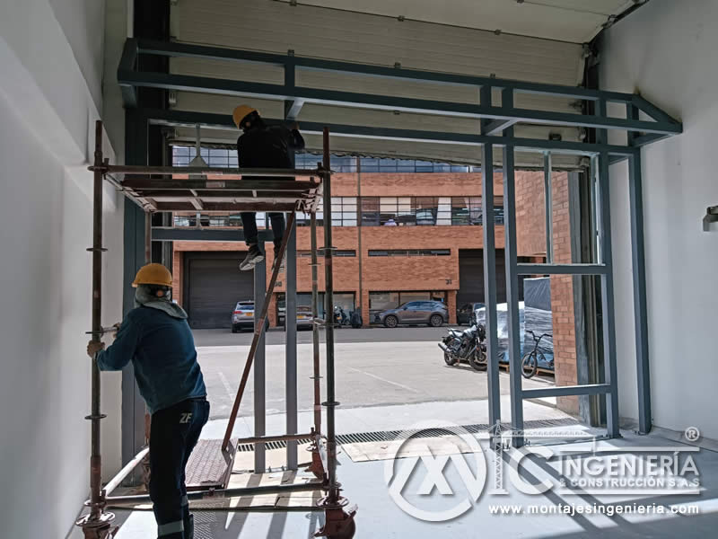 Montaje de estructura metálica para fachada de local comercial en Bogotá, Colombia.