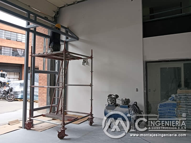 Montaje de estructura metálica para vitrina de local comercial en Bogotá, Colombia.