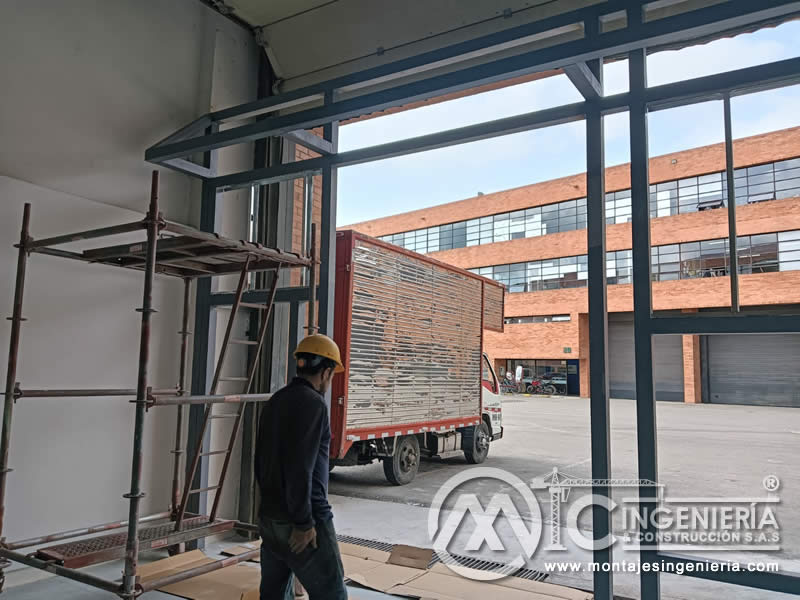 Montaje de fachada metálica con plataforma elevadora tijera en local comercial en Bogotá, Colombia. MIC SAS.