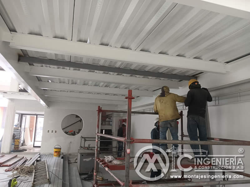 Montaje de laminado inferior de mezzanine metálico en nave industrial en Bogotá, Colombia.