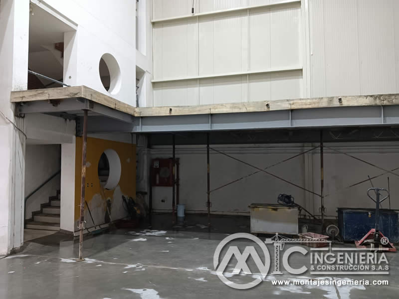 Montaje de mezzanine en estructura metálica para bodegas e industrias en Bogotá, Colombia.