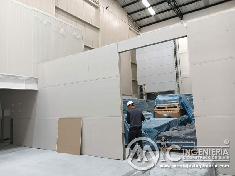 Muros de drywall con vano de acceso en nave industrial en Bogotá, Colombia. Montajes, Ingeniería y Construcción.