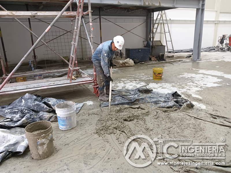 Nivelación y alisado de piso de concreto en mezzanine de nave industrial en Bogotá, Colombia.