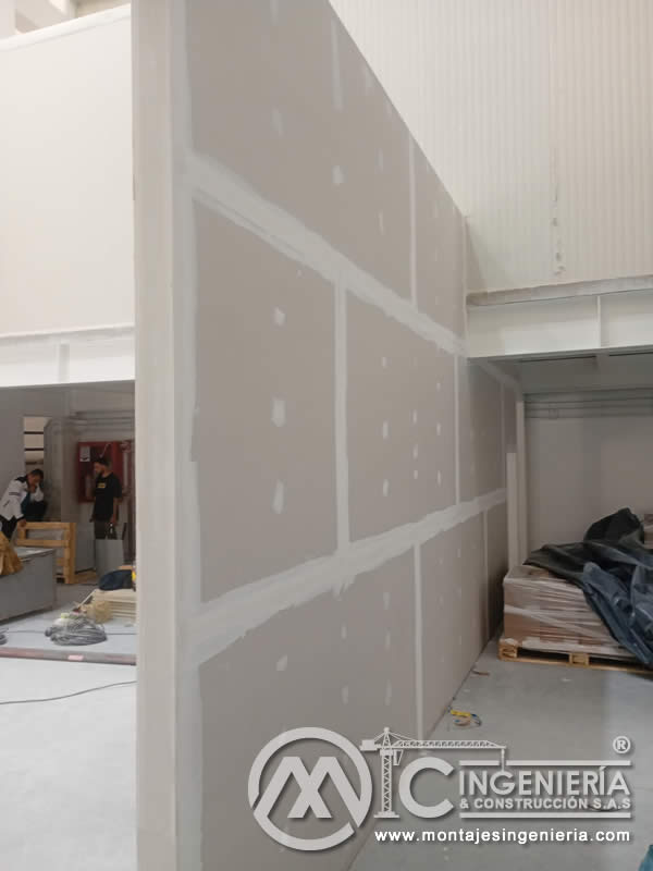 Partición interior en drywall de gran formato en bodega industrial en Bogotá, Colombia. Montajes, Ingeniería y Construcción MIC SAS.