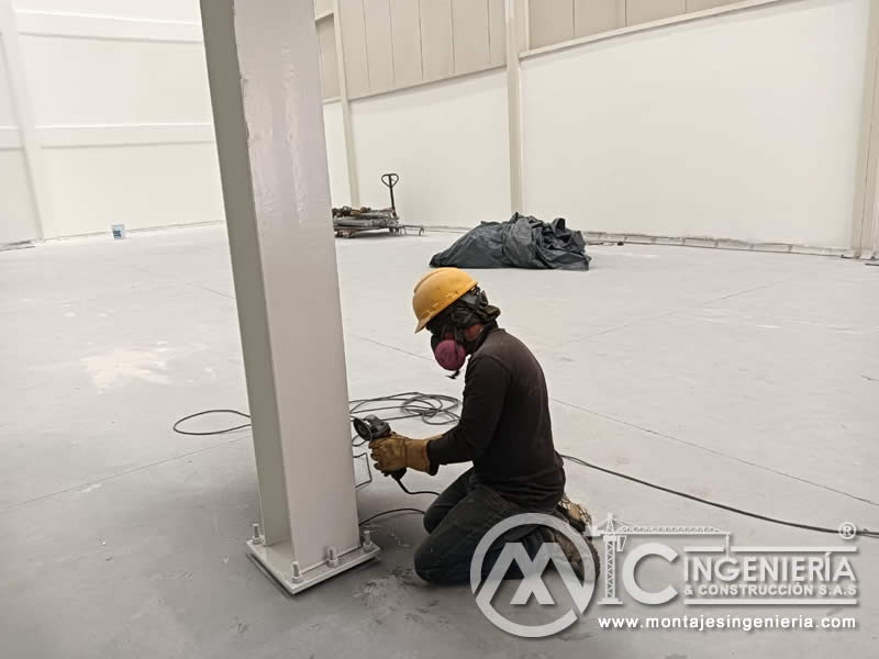 Pintura de columnas metálicas en nave industrial en Bogotá, Colombia. Montajes, Ingeniería y Construcción MIC SAS.
