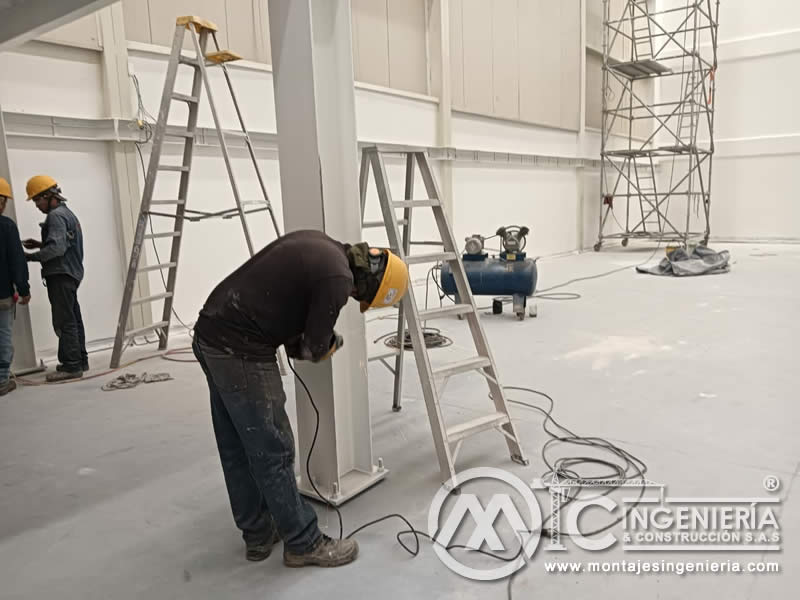 Pintura y acabados en columnas metálicas de mezzanine en nave industrial en Bogotá, Colombia. MIC SAS.