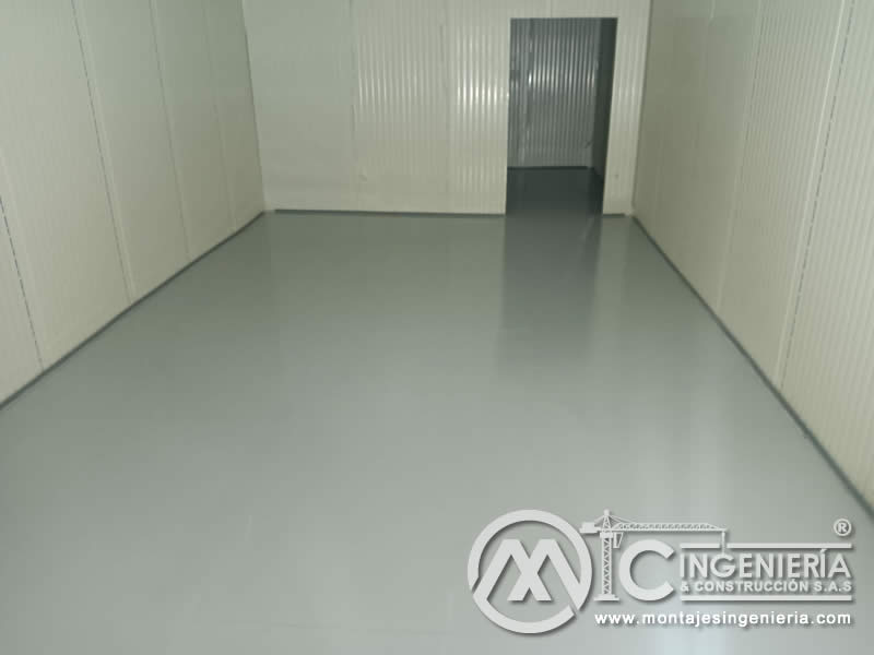 Piso en resina epóxica para cuartos fríos e instalaciones industriales en Bogotá, Colombia. Montajes, Ingeniería y Construcción MIC SAS.