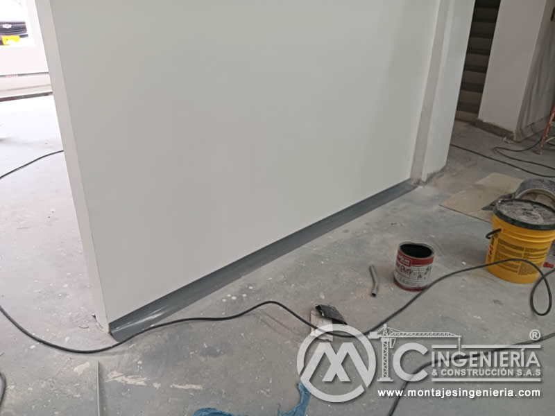 Remate de muro en drywall con guardaescobas metálico para locales comerciales en Bogotá, Colombia. Montajes, Ingeniería y Construcción MIC SAS.