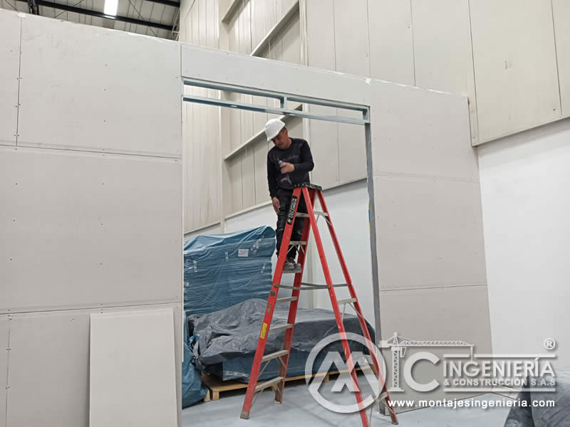 Remates de drywall en vano de puerta en nave industrial en Bogotá, Colombia. MIC SAS.