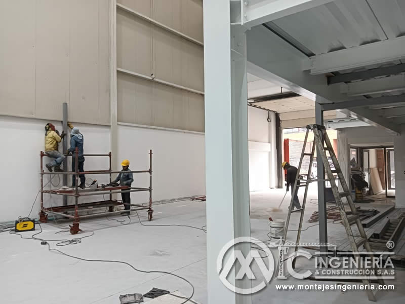Soldadura de columnas metálicas en nave industrial para mezzanine en Bogotá, Colombia.