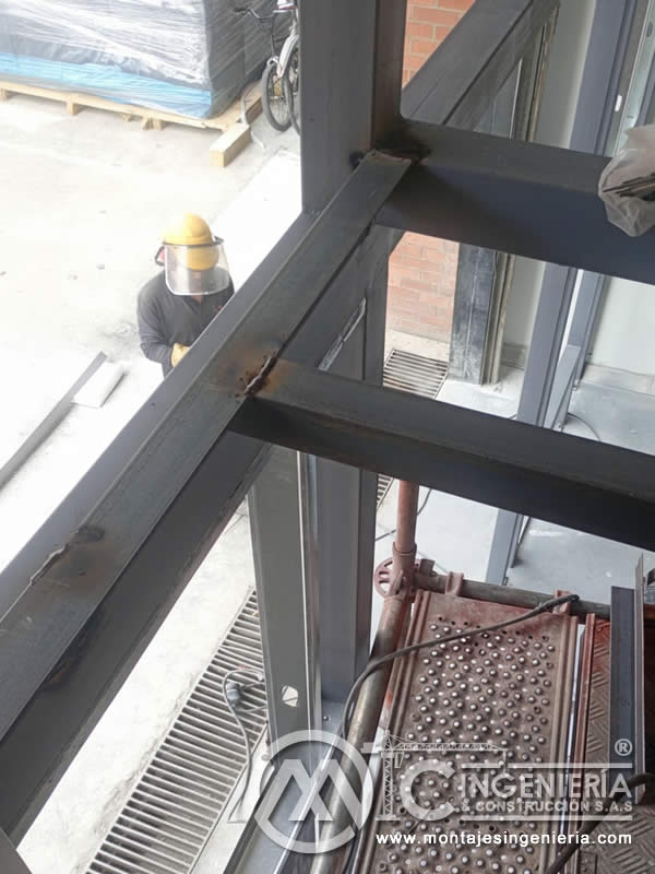 Soldadura de estructura metálica para fachada en altura en local comercial en Bogotá, Colombia. Montajes, Ingeniería y Construcción MIC SAS.