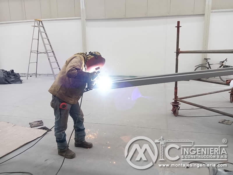 Soldadura de perfiles metálicos para mezzanine en nave industrial en Bogotá, Colombia.
