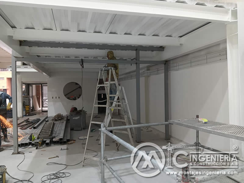 Soldadura de vigas en entrepiso metálico con deck para mezzanine en Bogotá, Colombia. MIC SAS.