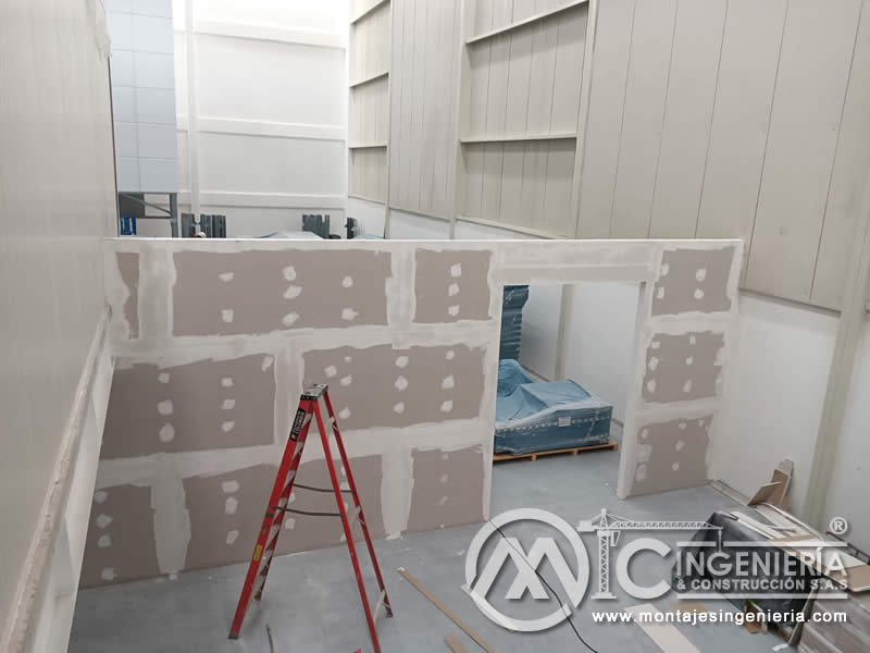 Tabiquería baja en drywall con vano para cuarto en nave industrial en Bogotá, Colombia. Montajes, Ingeniería y Construcción MIC SAS.