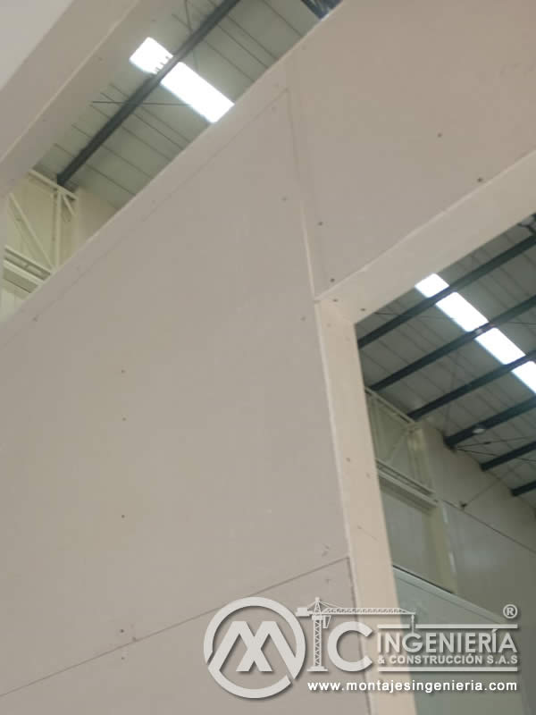 Tabiquería de drywall de gran altura en nave industrial en Bogotá, Colombia. Montajes, Ingeniería y Construcción MIC SAS.