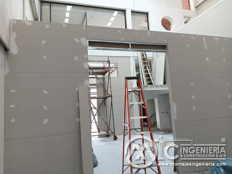 Tabiquería en drywall con vano de puerta en local industrial en Bogotá, Colombia.