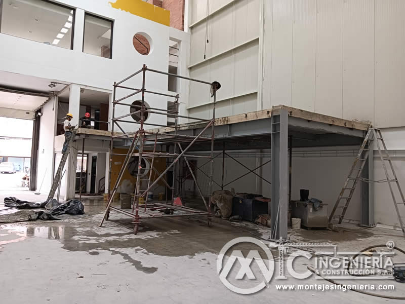 Trabajos en altura con andamios en construcción de mezzanine metálico en Bogotá, Colombia.