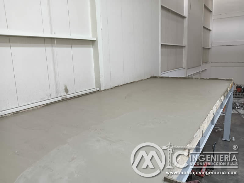 Vaciado y acabado de losa de concreto en mezzanine metálico en Bogotá, Colombia. Montajes, Ingeniería y Construcción MIC SAS.