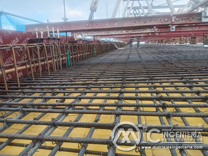 Acero de refuerzo en tablero de puente con vigas metálicas en Bogotá, Colombia. Montajes, Ingeniería y Construcción MIC SAS.