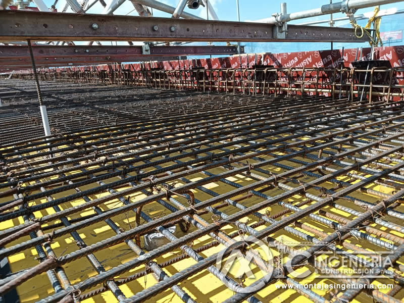 Acero de refuerzo y formaleta para losa de puente vehicular en Bogotá, Colombia. Montajes, Ingeniería y Construcción MIC SAS.
