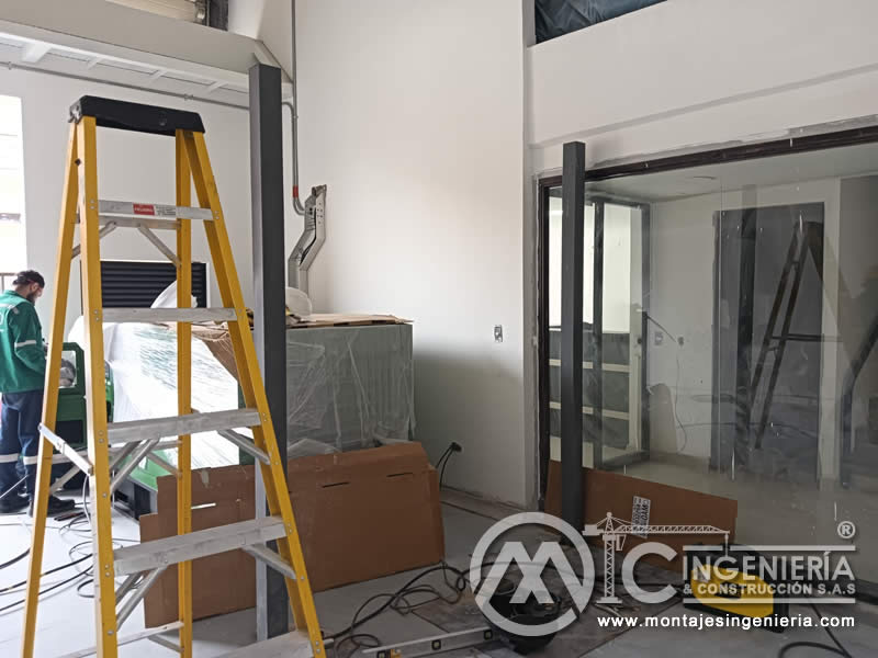 Adecuación de local comercial con estructura metálica y muros de vidrio en Bogotá, Colombia. Montajes, Ingeniería y Construcción MIC SAS.