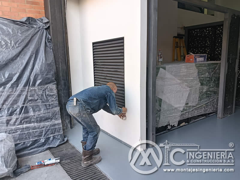 Ajuste y sellado de rejillas metálicas de ventilación en muros en Bogotá, Colombia. Montajes, Ingeniería y Construcción MIC SAS.