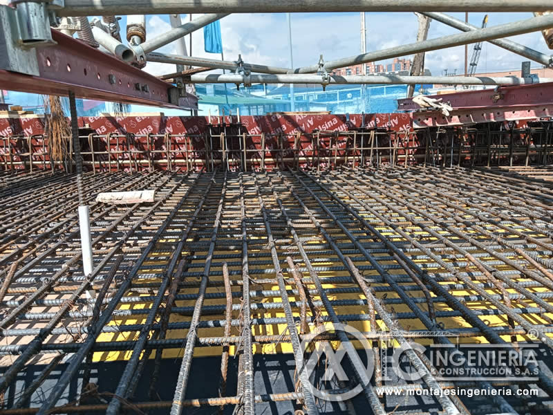 Armado de malla de acero sobre formaleta para losa de puente vehicular en Bogotá, Colombia. Montajes, Ingeniería y Construcción MIC SAS.