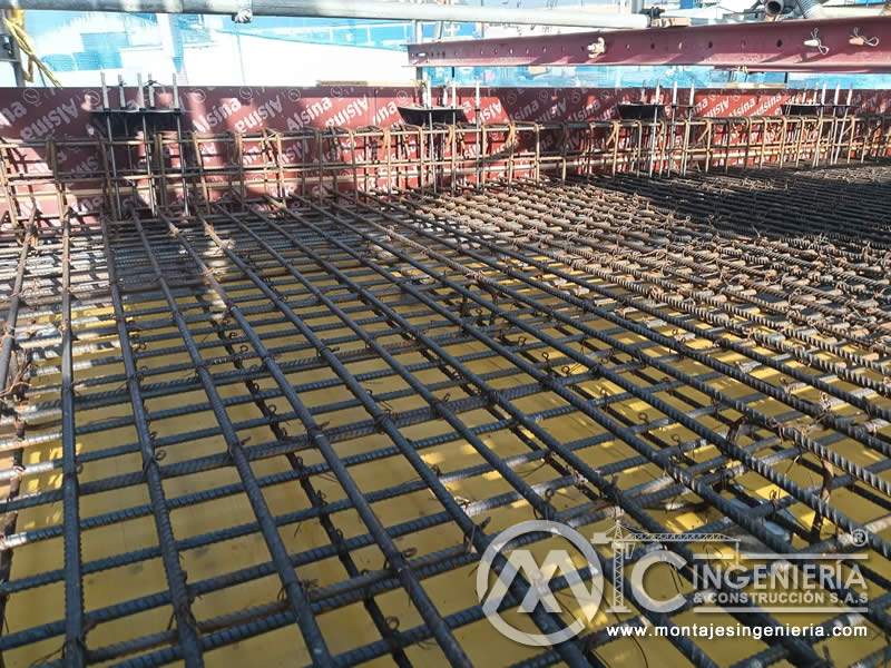 Armado de refuerzo corrugado para losa de puente vehicular en Bogotá, Colombia. Montajes, Ingeniería y Construcción MIC SAS.