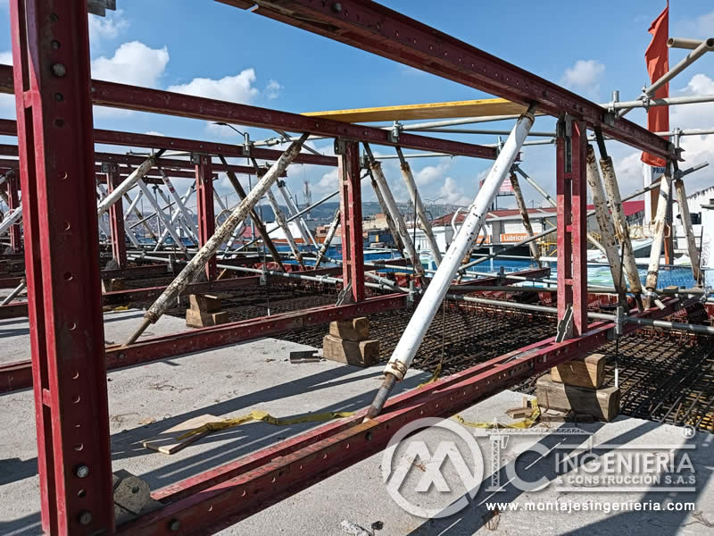 Cerchas metálicas para soporte de losa de puente vehicular en Bogotá, Colombia. Montajes, Ingeniería y Construcción MIC SAS.