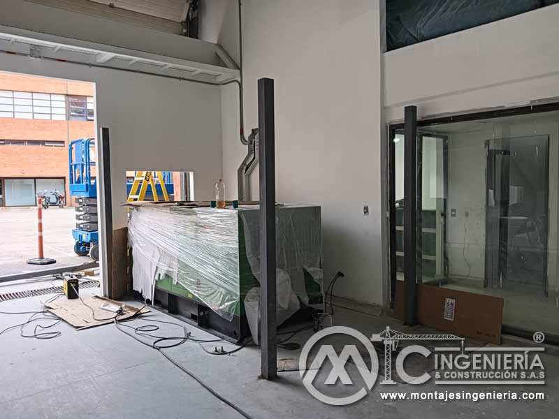 Columnas metálicas para cerramiento de equipos en local comercial en Bogotá, Colombia. Montajes, Ingeniería y Construcción MIC SAS.