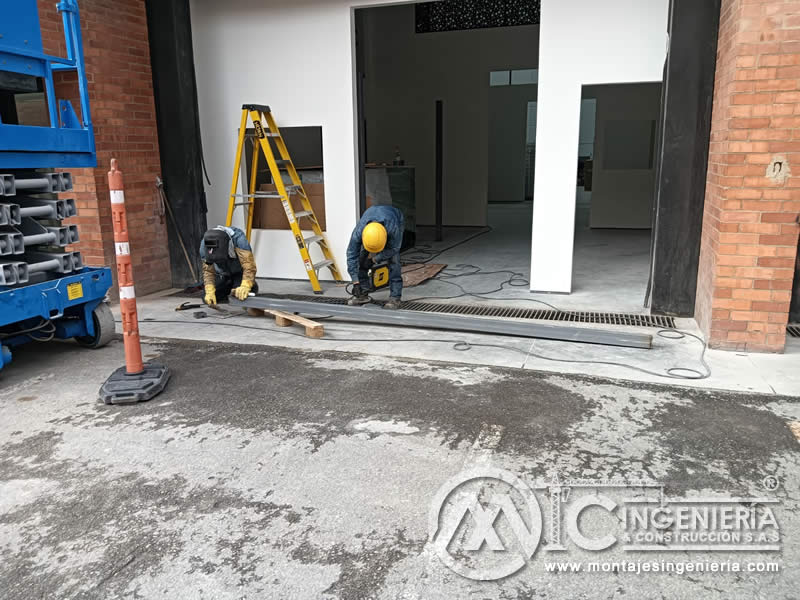 Corte y soldadura de perfiles metálicos para locales comerciales en Bogotá, Colombia. Montajes, Ingeniería y Construcción MIC SAS.