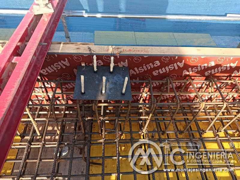 Detalle de placa de anclaje metálica en losa de puente vehicular en Bogotá, Colombia. Montajes, Ingeniería y Construcción MIC SAS.