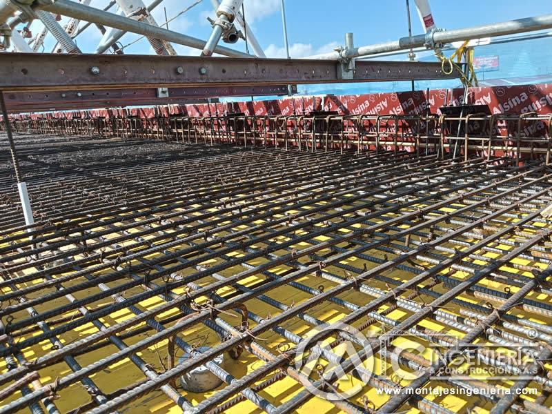 Doble malla de acero corrugado sobre formaleta para vaciado de losa de puente en Bogotá, Colombia. Montajes, Ingeniería y Construcción MIC SAS.
