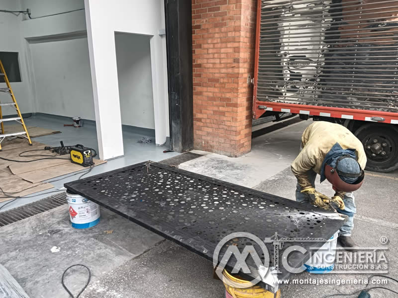 Ensamble de paneles de lámina perforada en taller metalmecánico en Bogotá, Colombia. Montajes, Ingeniería y Construcción MIC SAS.