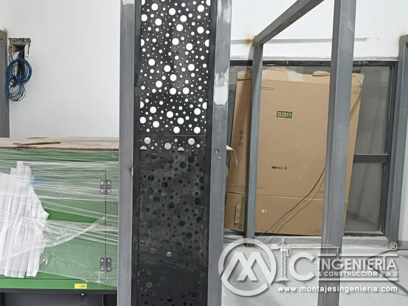 Ensamble de puertas metálicas con lámina perforada y marco en acero en Bogotá, Colombia. Montajes, Ingeniería y Construcción MIC SAS.