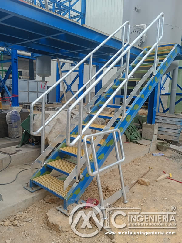 Escalera metálica industrial con peldaños en rejilla y barandilla galvanizada en Bogotá, Colombia. Montajes, Ingeniería y Construcción MIC SAS.