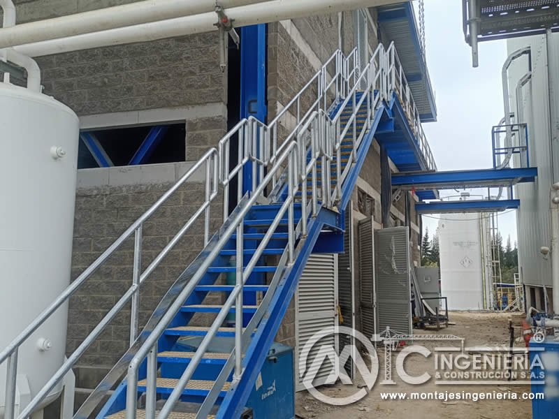 Escalera metálica de doble tramo con barandilla galvanizada para plantas industriales en Bogotá, Colombia. Montajes, Ingeniería y Construcción MIC SAS.