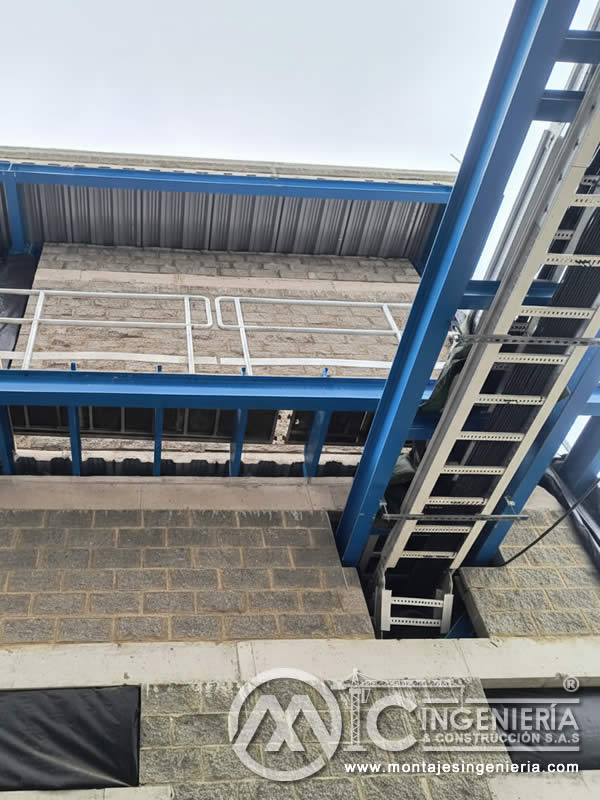 Estructura metálica azul con escalera y pasarela para plantas industriales en Bogotá, Colombia. Montajes, Ingeniería y Construcción MIC SAS.