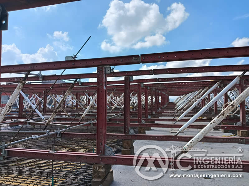 Estructura metálica con vigas y cerchas para puente o viaducto urbano en Bogotá, Colombia. Montajes, Ingeniería y Construcción MIC SAS.