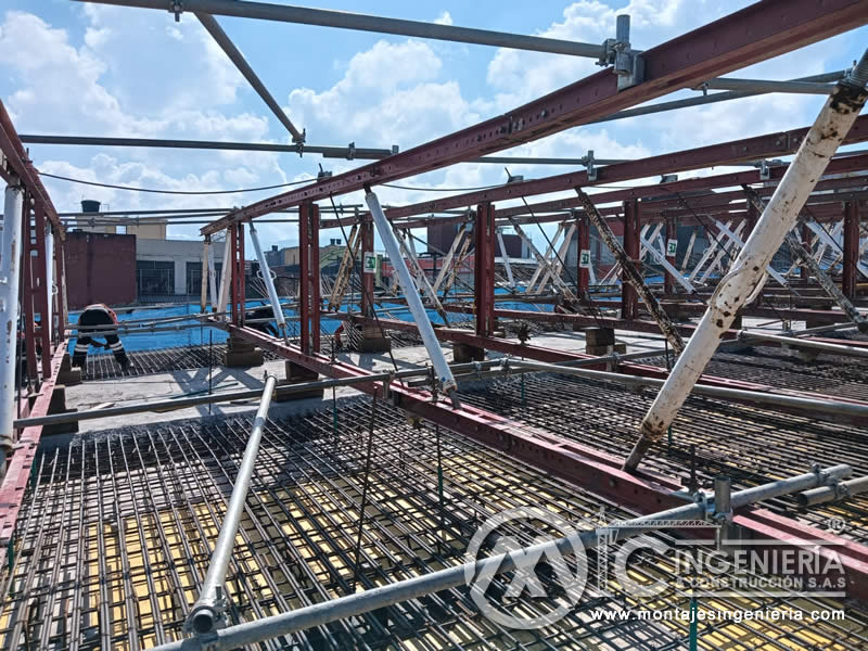 Estructura metálica y refuerzo de acero para tablero de puente vehicular en Bogotá, Colombia. Montajes, Ingeniería y Construcción MIC SAS.