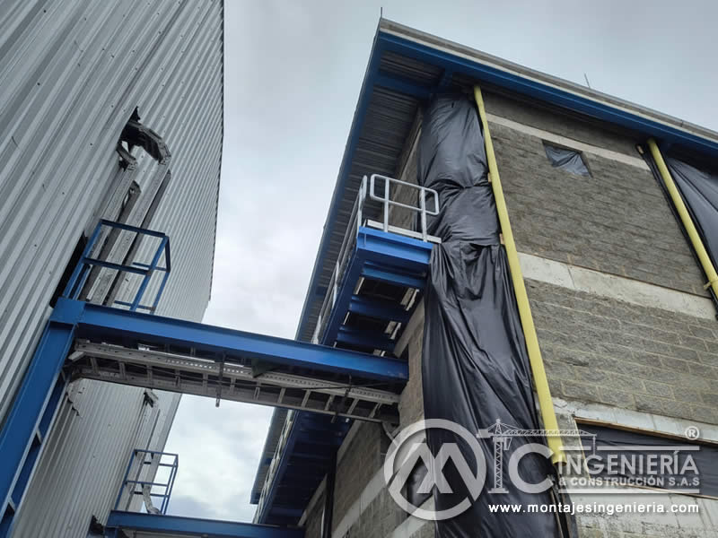 Estructuras metálicas azules con plataformas de acceso en plantas industriales en Bogotá, Colombia. Montajes, Ingeniería y Construcción MIC SAS.