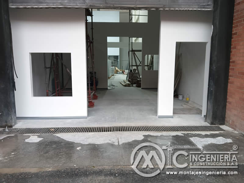 Fachada interior en drywall con vanos y accesos para locales comerciales en Bogotá, Colombia. Montajes, Ingeniería y Construcción MIC SAS.