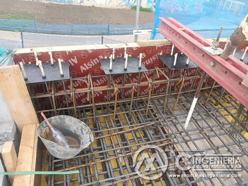 Formaleta y malla de refuerzo en borde de losa de puente vehicular en Bogotá, Colombia. Montajes, Ingeniería y Construcción MIC SAS.