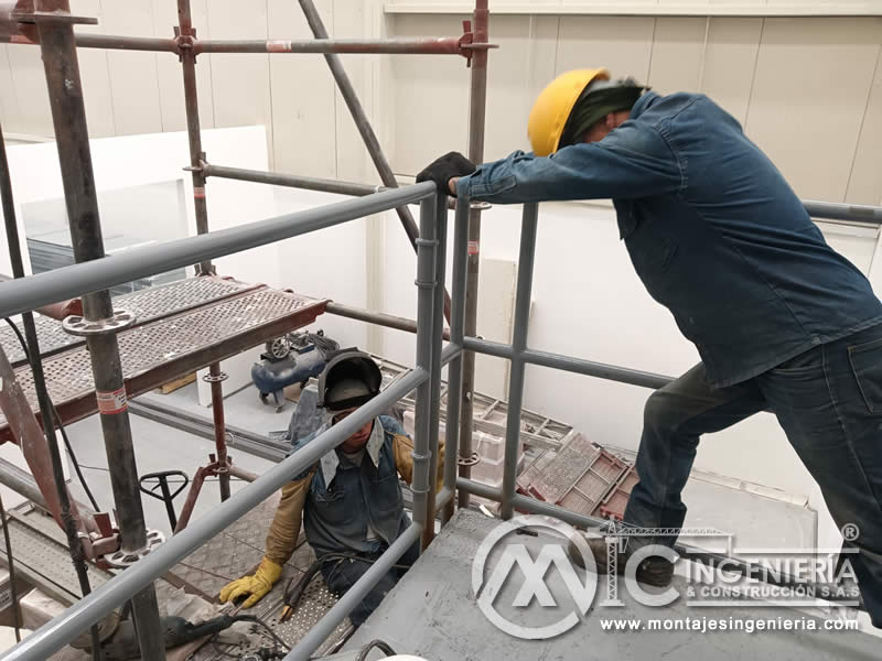 Instalación de barandilla tubular en mezanine para locales y oficinas en Bogotá, Colombia. Montajes, Ingeniería y Construcción MIC SAS.