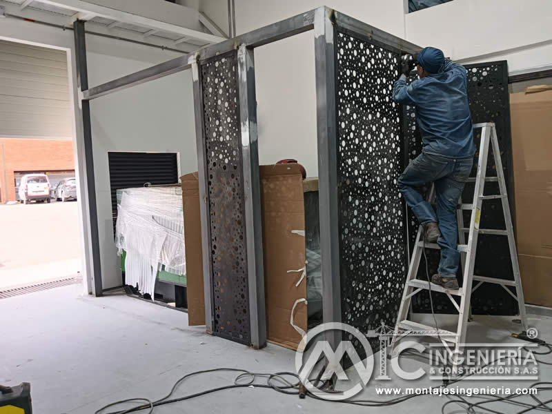 Instalación de divisiones metálicas con paneles perforados decorativos en Bogotá, Colombia. Montajes, Ingeniería y Construcción MIC SAS.