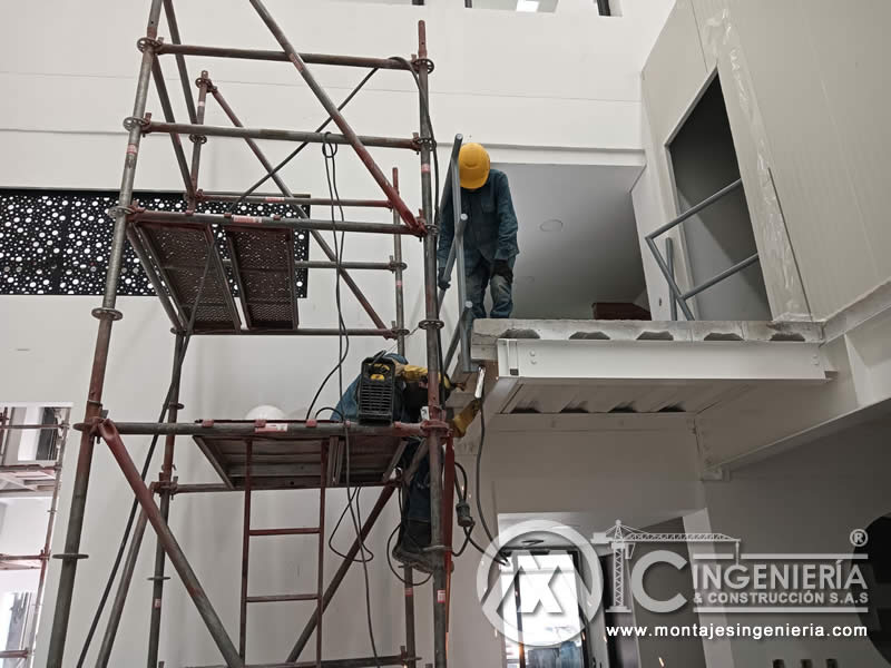 Instalación de escalera y mezanine metálico en local comercial en Bogotá, Colombia. Montajes, Ingeniería y Construcción MIC SAS.